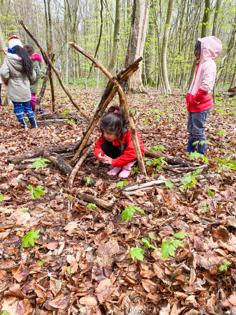 Kinder-spielen-im-Wald